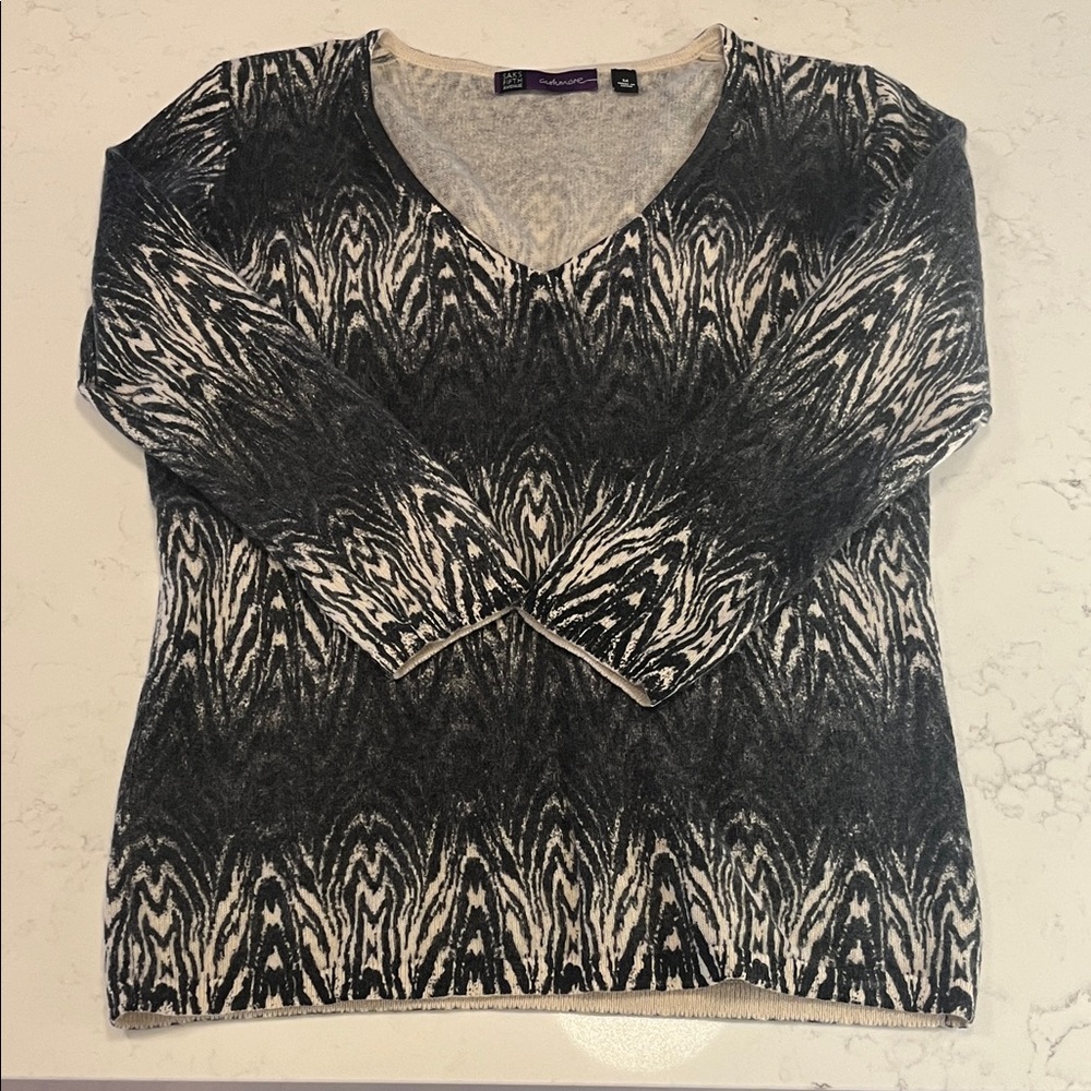 💯% CASHMERE Saks Fifth Avenue v-neck sweater Size M